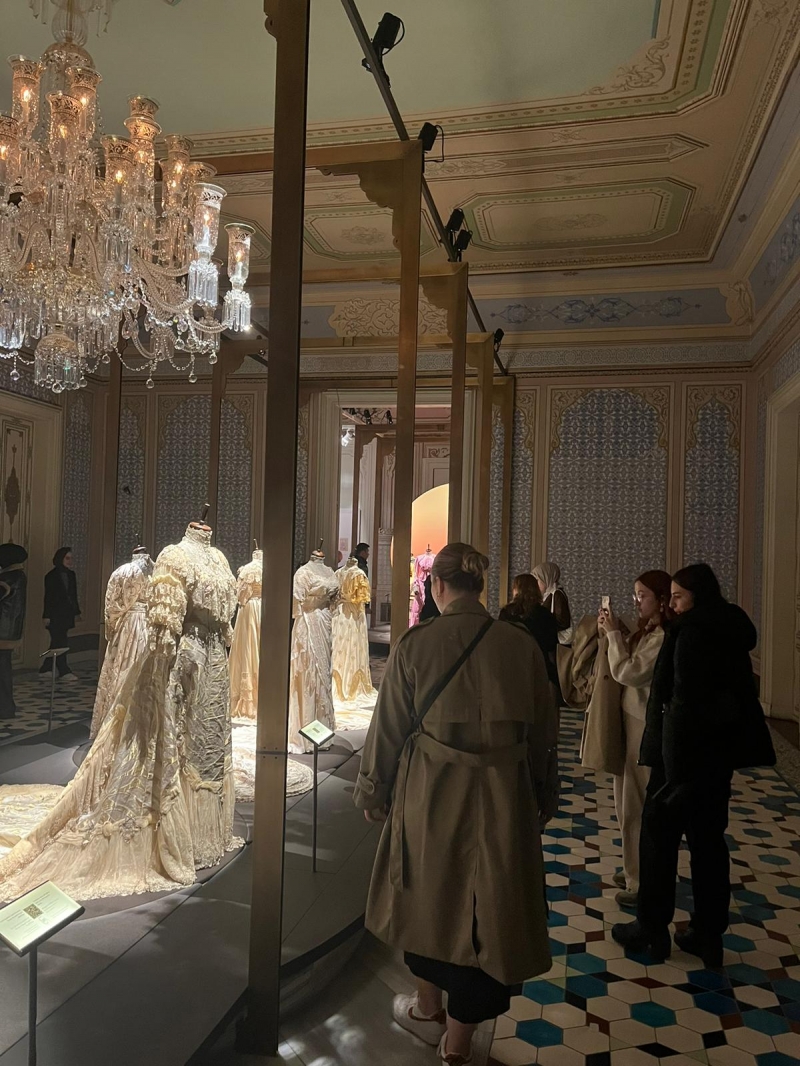 Mazi’den Atiye Zarafet Osmanlı İmparatorluğu’nun Son Döneminden Cumhuriyet’in İlk Yıllarına Kadın Kıyafetleri Sergisini Ziyaret Ediyoruz