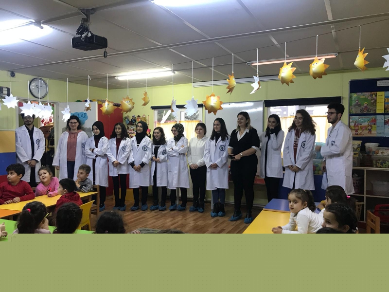 Teddy Bear Hospital-İlkokul ve ortaokul öğrencilerini eczacılık hakkında bilgilendirme