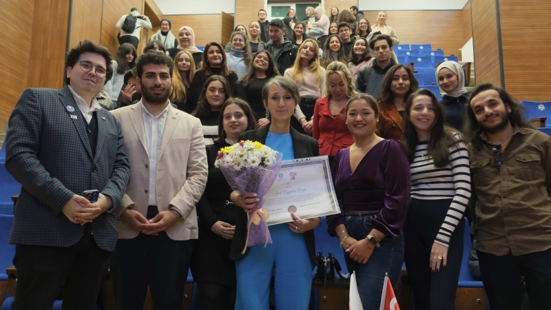 Marmara Üniversitesi İletişim Kulübü-Halkla İlişkiler ve İletişim Yönetimi Kariyerinde Yolculuk Derinleşmek, Odaklanmak Marmara Üniversitesi İletişim Kulübü