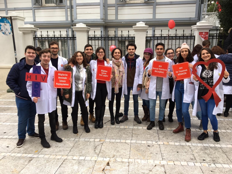 1 Aralık Dünya Aıds Gününde Tıp ögrencileri Olarak Farkındalık Ve Bilinçlendirme İçin Kadıköy'deyiz