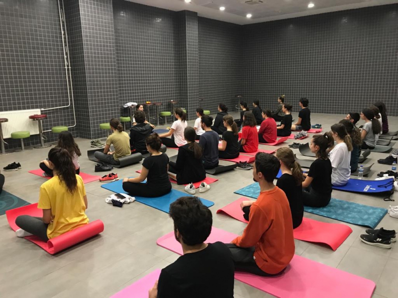 Tıp öğrencilerine Yoga Eğitimi