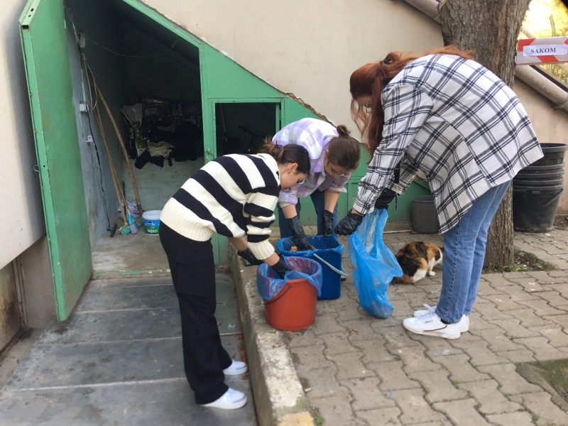 Yemekhanedeki Yemekleri Dağıtıyoruz